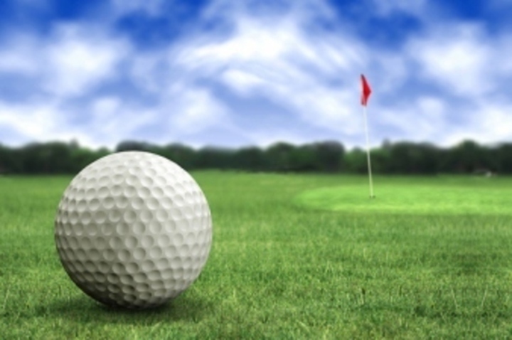Záběr na golfový míček na greenu