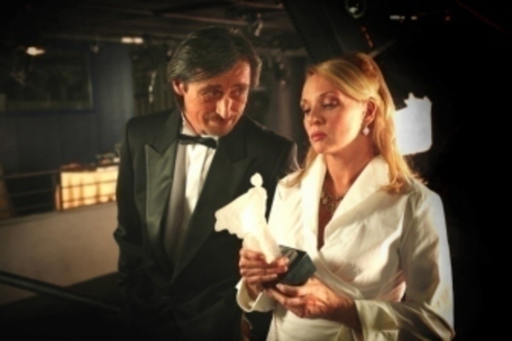 Herec Martin Stropnický a herečka Zdena Studénková zachyceni na fotografii ve filmové scéně