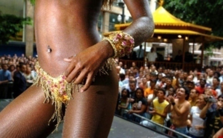 Detailní záběr na spoře oděnou dívku účastnící se festivalu v Rio de Janeiro