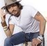 Johny Depp v džínách a bílém triku s kloboukem na hlavě