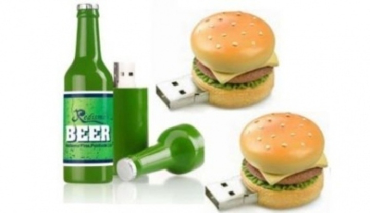 Fotografie flash disku ve tvaru piva a hamburgru