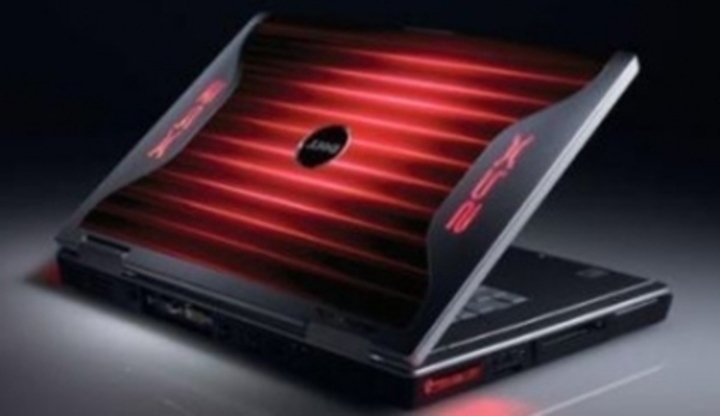 Fotografie zachycující červený notebook