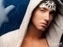 Snímek Eminema s čelenkou a kapucí na hlavě
