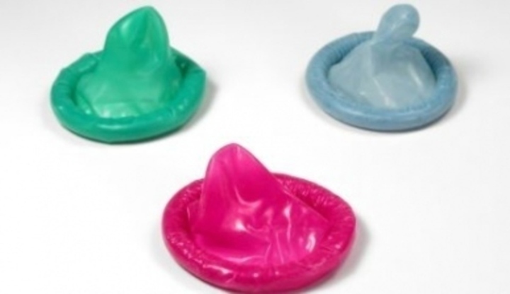 Fotografie tří barevných kondomů