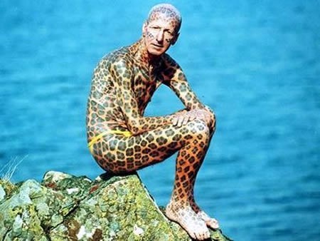 Potetovaný muž ve stylu leopardích skvrn