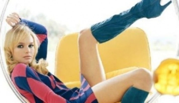 Modelka Kate Bosworth při svém propagačním focení na křesle