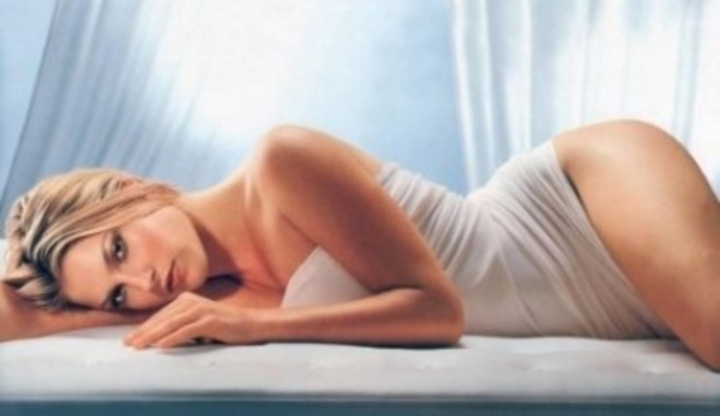 Modelka Ali Larter při focení ve spodním prádle