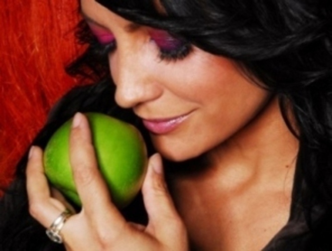 Zpěvačka Lucie Bílá na fotografii se zeleným jablkem