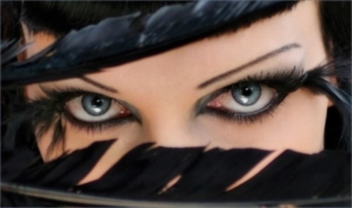 Fotografie ženy s detailem na její oči