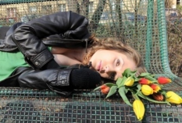 Česká herečka Lenka Zahradnická pózuje na lavičce s tulipány