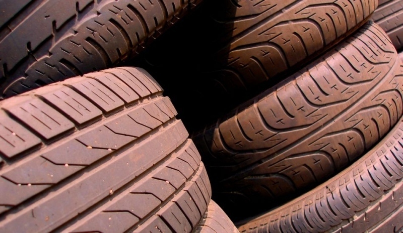 Snímek hromady pneumatik