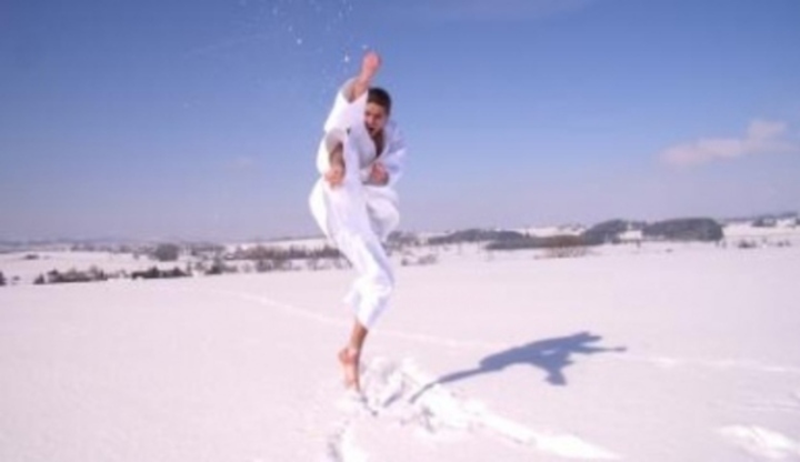Snímek zachycující muže při provádění Karate v poušti