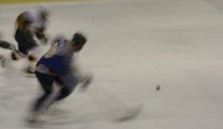 Rozmazaný snímek hokejových hráčů při hře