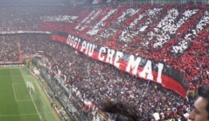 Záběr na plnou tribunu fotbalových fanoušků AC Milán 
