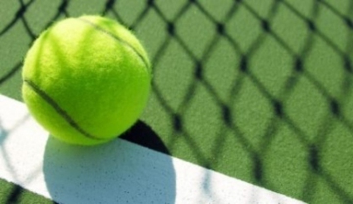 Detailní záběr na tenisový míček
