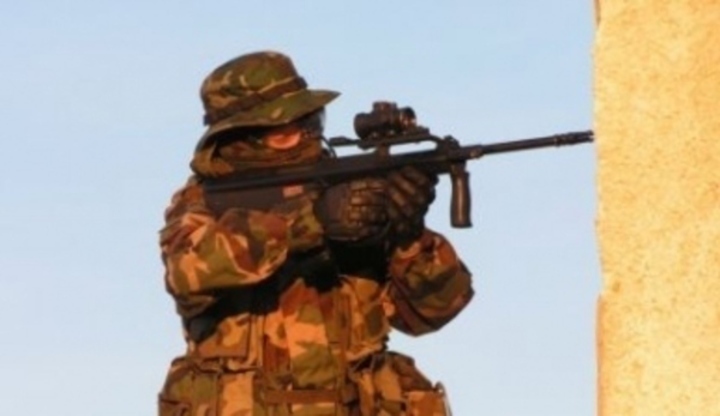 Fotografie vojáka se zbraní airsoft