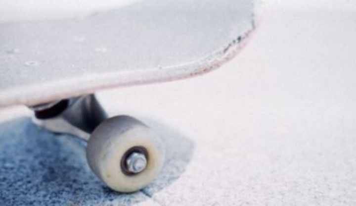 Fotografie detailu zadních koleček u skateboardu