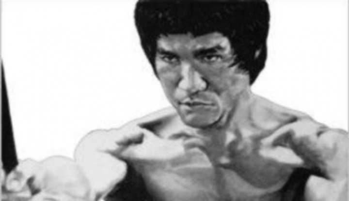 Černobílá fotografie herce Bruce Lee