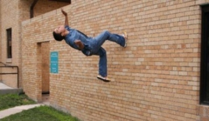Muž skákající po stěně ve stylu Parkour