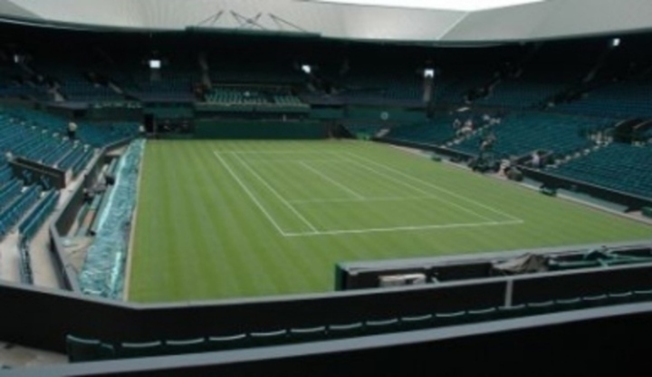 Fotografie travnatého tenisového kurtu ve Wimbledon