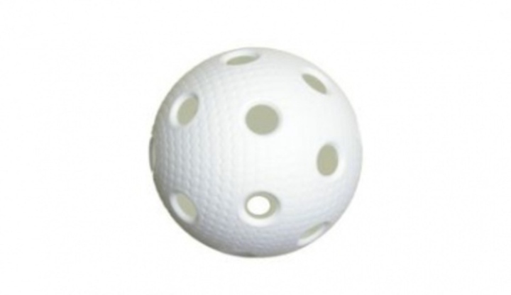 Fotografie florbalového míčku s bílým pozadím