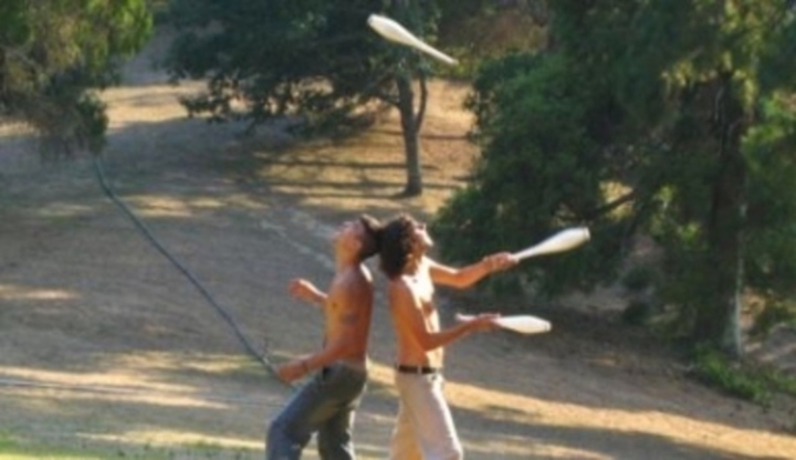 Fotografie zachycující dva muže při žonglování