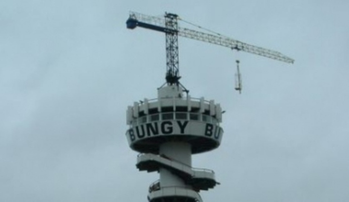 Záběr na věž, kde se skáče bungee jumping