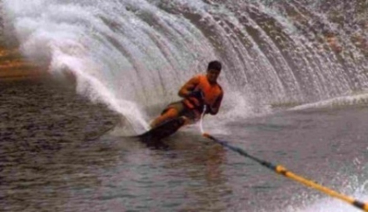 Fotografie muže, který zkouší vodní lyže