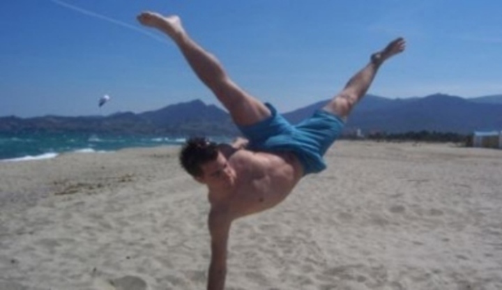 Fotografie muže předvádějící tricking na pláži