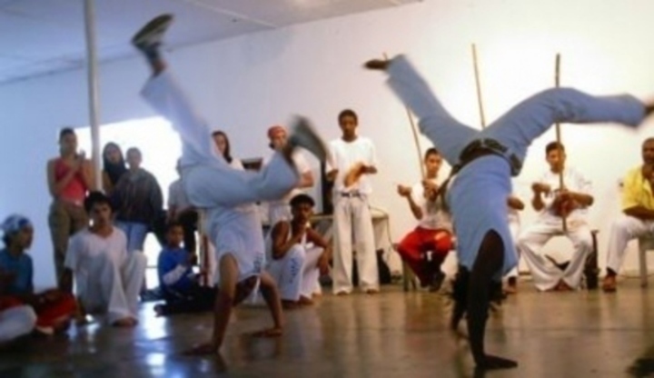 Fotografie dvou mužů, kteří tančí tanec capoeira 