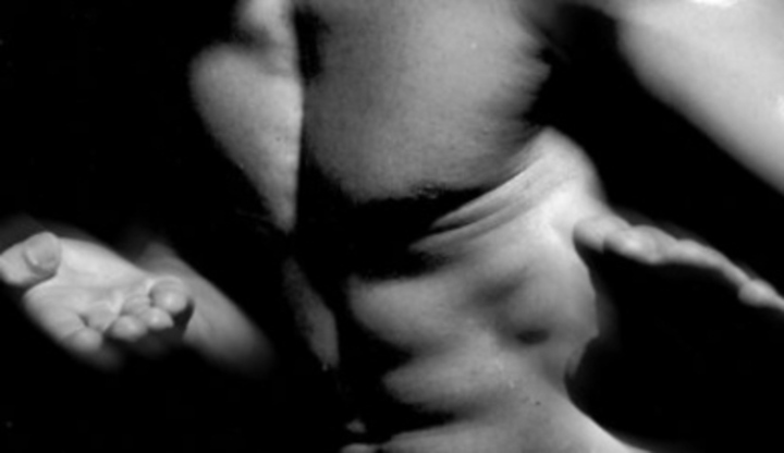 Černobílá fotografie mužské hrudi