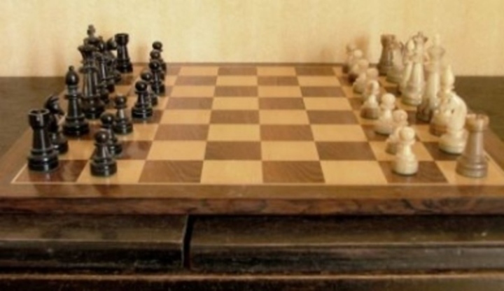 Záběr na šachy před začátkem hry