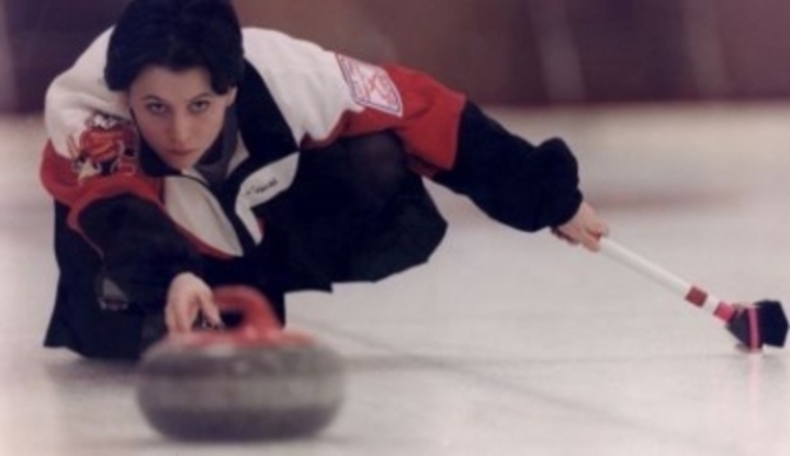 Fotografie muže při hře Curling