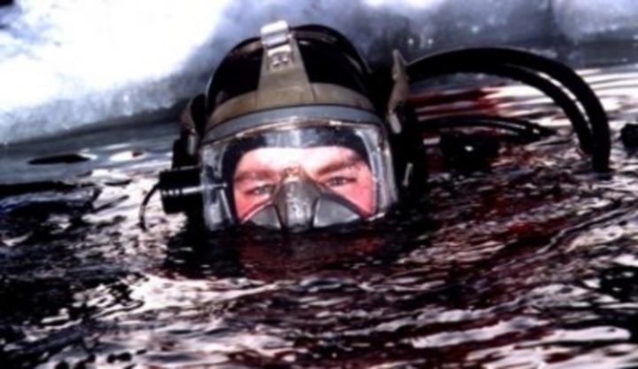 Fotografie muže, který provozuje ice diving