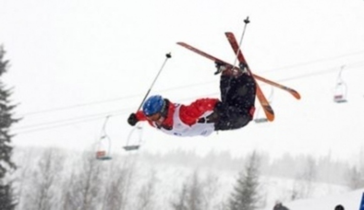 Fotografický snímek z akrobatického lyžování