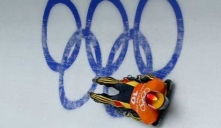 Snímek zachycující jezdce na bobech při olympijských hrách