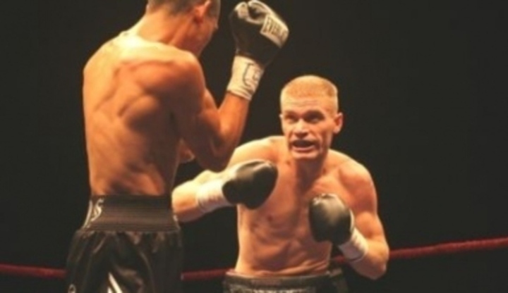 Snímek zachycující dva zápasníky při boxování