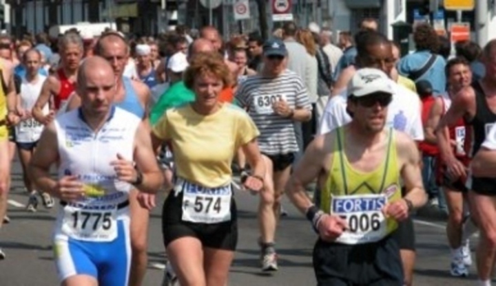 Fotografie zachycující závodníky při běžeckém závodě