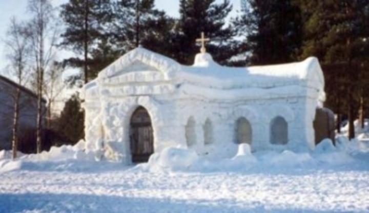 Fotografie zachycující ledový kostel ve Finskou 