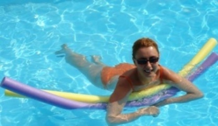 Fotografie zachycující ženu v bazénu