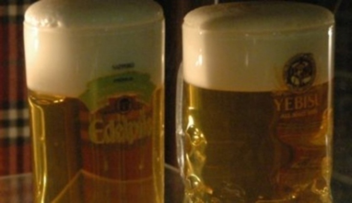 Fotografie dvou půllitrů s pivem
