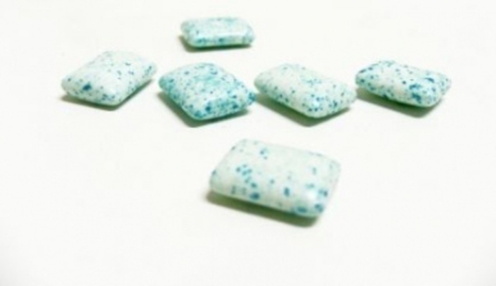 Fotografie rozhozených žvýkaček