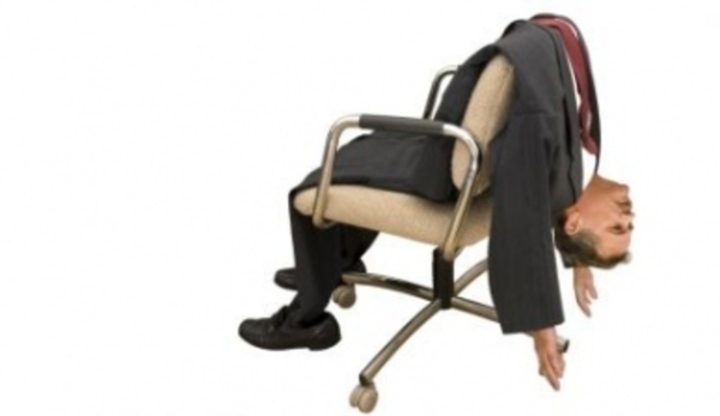 Fotografie muže, který leží zhrouceně na kancelářské židli