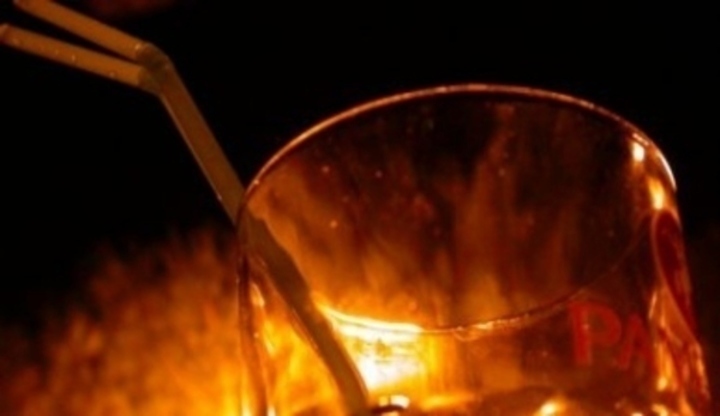 Fotografie zachycující sklenici s alkoholem
