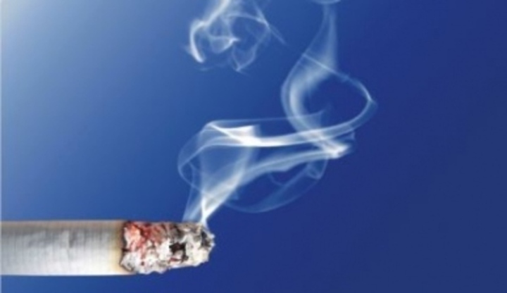 Fotografie hořící cigarety