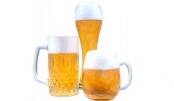 Fotografie zachycující půllitry s pivem