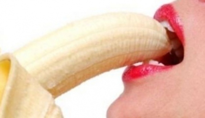 Fotka zachycující modelku, která se chystá kousnout do banánu