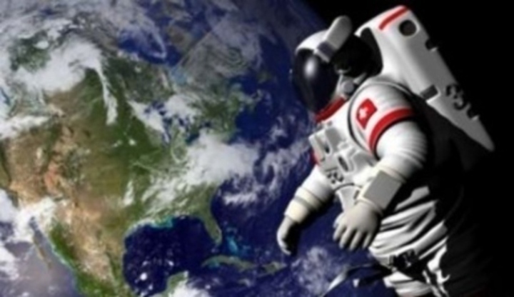 Záběr na kosmonauta pozorující z vesmíru zeměkouli