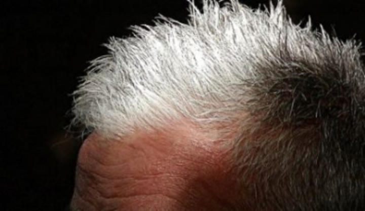 Detailní záběr na mužské šedé vlasy