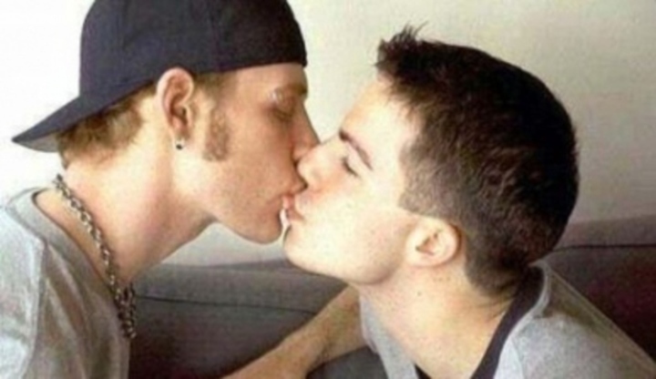 Fotografie zachycující líbající se homosexuální pár